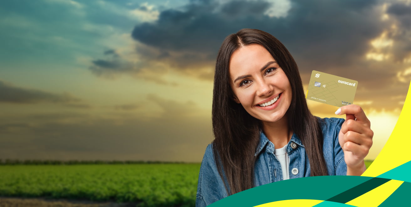 Banco do Brasil - Ourocard Agro: Impulsionando o Agronegócio Brasileiro O setor agropecuário é o alicerce da economia brasileira, desempenhando um papel crucial no abastecimento interno e nas exportações. Diante desse cenário, o Banco do Brasil desempenha um papel fundamental no apoio aos produtores rurais por meio de iniciativas como o Ourocard Agro, uma ferramenta financeira específica para atender às necessidades do agronegócio. Neste artigo, exploraremos como o Ourocard Agro se tornou uma peça vital no quebra-cabeça do desenvolvimento sustentável do campo brasileiro. 1. Desenvolvimento de Linhas de Crédito Específicas: O Ourocard Agro do Banco do Brasil não é apenas um cartão de crédito, mas uma plataforma completa que oferece linhas de crédito específicas para os desafios e demandas do agronegócio. Os produtores rurais podem acessar recursos financeiros para investir em maquinário, tecnologia, insumos e demais necessidades relacionadas à produção. 2. Benefícios Adaptados ao Agronegócio: Além do acesso facilitado ao crédito, o Ourocard Agro oferece uma série de benefícios adaptados às peculiaridades do agronegócio. Descontos em produtos agropecuários, programas de recompensas voltados para o setor rural e condições especiais de pagamento são apenas alguns dos diferenciais que fazem deste cartão uma escolha estratégica para produtores de todos os portes. 3. Facilidade de Gerenciamento Financeiro: Com recursos tecnológicos avançados, o Ourocard Agro simplifica o gerenciamento financeiro para os produtores rurais. O acesso online permite o acompanhamento em tempo real das transações, a visualização de extratos e a gestão eficaz dos gastos, proporcionando maior controle e planejamento financeiro. 4. Apoio na Expansão Internacional: Em um cenário cada vez mais globalizado, o Ourocard Agro não apenas atende às necessidades locais, mas também oferece suporte para produtores rurais que buscam expandir seus horizontes para o mercado internacional. Facilidades na realização de transações internacionais e parcerias estratégicas são aspectos que fortalecem a presença do agronegócio brasileiro no cenário global. 5. Compromisso com a Sustentabilidade: O Banco do Brasil, por meio do Ourocard Agro, reafirma seu compromisso com a sustentabilidade no campo. Incentiva práticas agrícolas responsáveis, promovendo a preservação ambiental e o uso consciente dos recursos naturais. Essa abordagem alinha-se não apenas com as demandas do mercado, mas também com a necessidade imperativa de garantir a continuidade do agronegócio de forma sustentável. Conclusão: O Ourocard Agro do Banco do Brasil não é apenas um instrumento financeiro, mas uma peça estratégica no fomento ao desenvolvimento do agronegócio brasileiro. Ao oferecer linhas de crédito adaptadas, benefícios exclusivos, facilidades de gerenciamento e um compromisso visível com a sustentabilidade, o Ourocard Agro se destaca como um aliado fundamental para os produtores rurais, impulsionando o setor e contribuindo para a construção de um futuro agrícola mais robusto e sustentável.