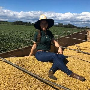 A agricultura orgânica é uma faceta importante da busca por métodos agrícolas mais sustentáveis. Proibindo o uso de produtos químicos sintéticos, ela promove a saúde do solo, aumenta a biodiversidade e oferece alimentos mais saudáveis aos consumidores. Além disso, os sistemas orgânicos frequentemente enfatizam a rotação de culturas e a integração de animais na fazenda, fortalecendo a resiliência do ecossistema agrícola.
